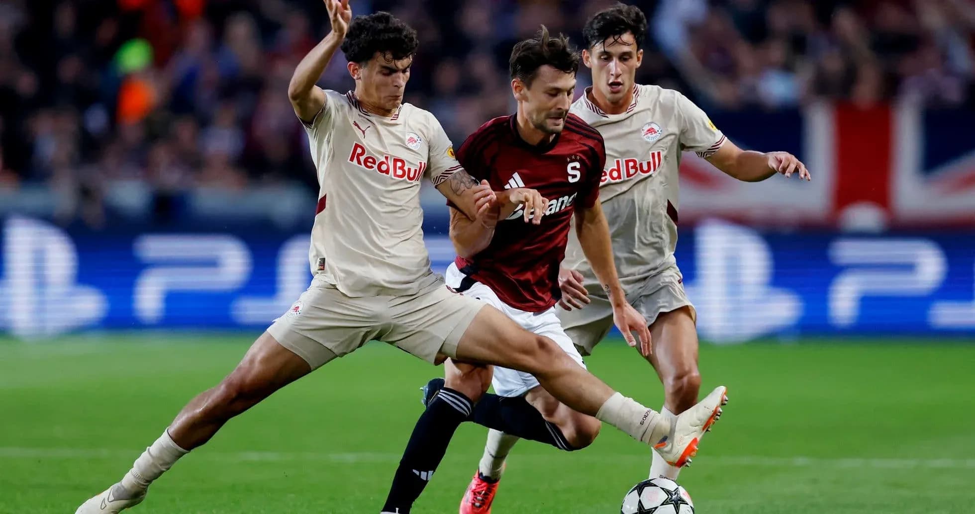 Deux joueurs de Red Bull Salzburg défendant contre Sparta Praha