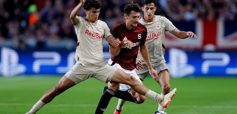 Deux joueurs de Red Bull Salzburg défendant contre Sparta Praha