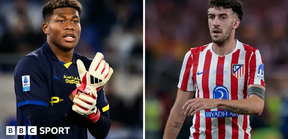Deux joueurs en action, gardien et défenseur