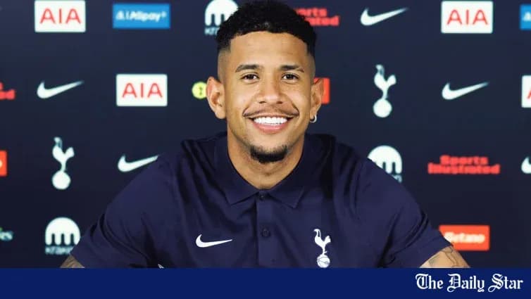 Joueur de Tottenham lors d'une conférence de presse
