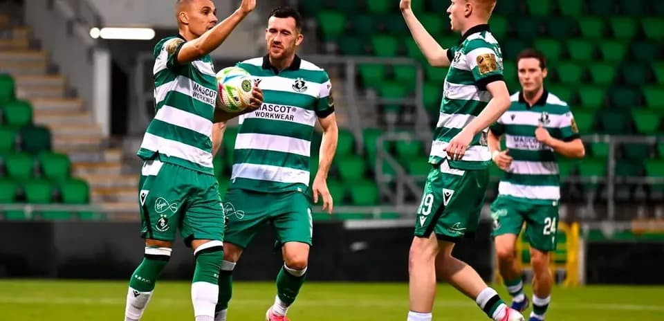 Joueurs de Shamrock Rovers célébrant un but