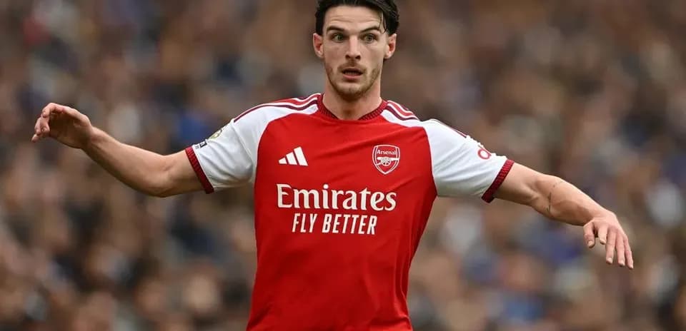 Joueur d'Arsenal courant sur le terrain de football
