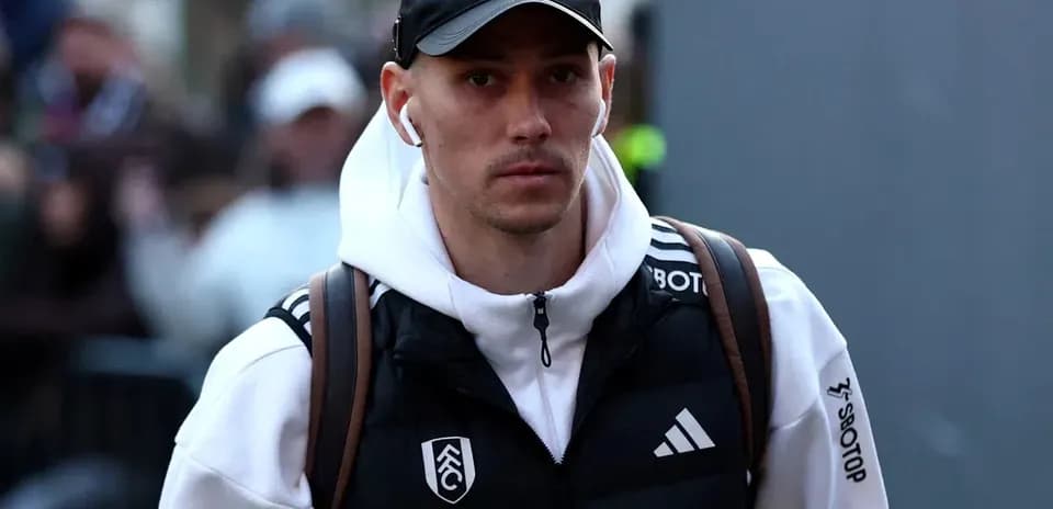Joueur entrant dans le stade avec un sac à dos