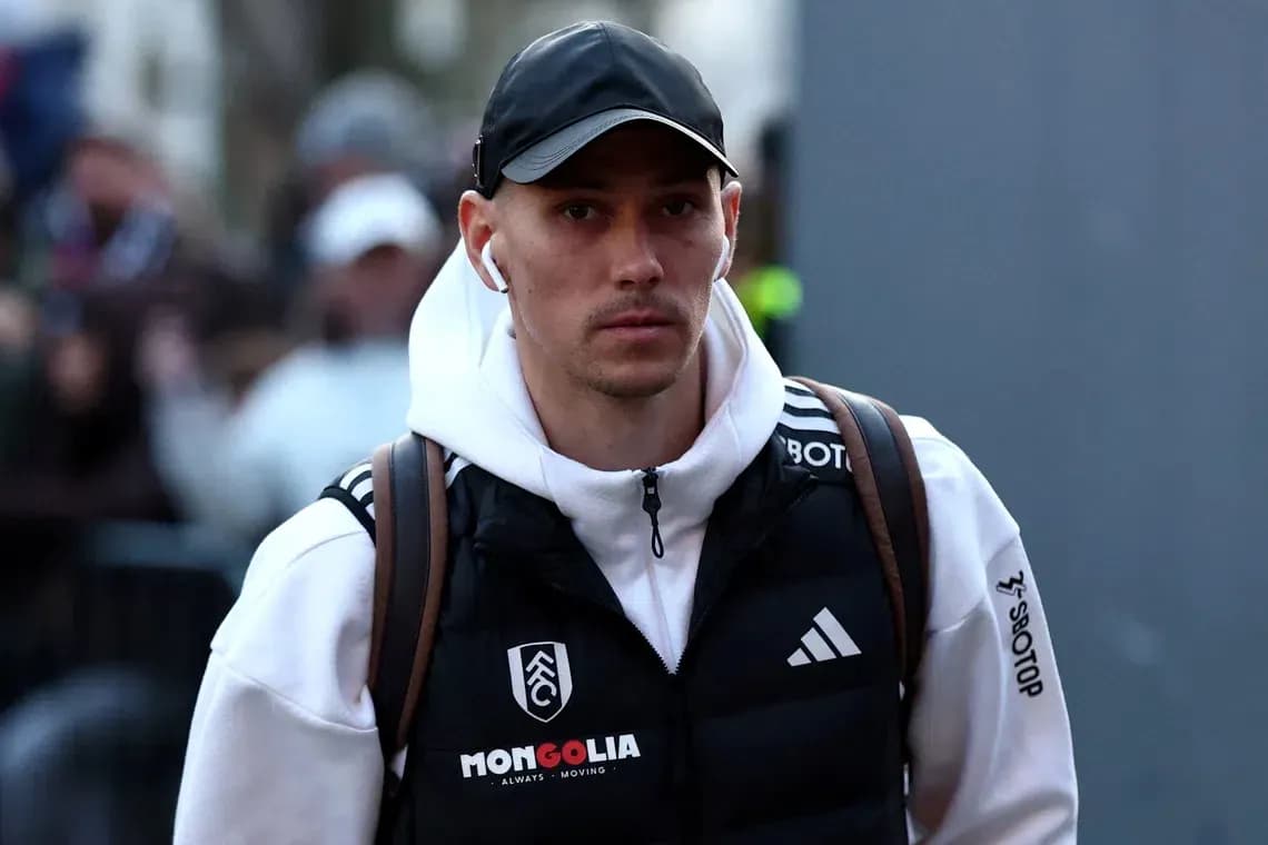 Joueur entrant dans le stade avec un sac à dos
