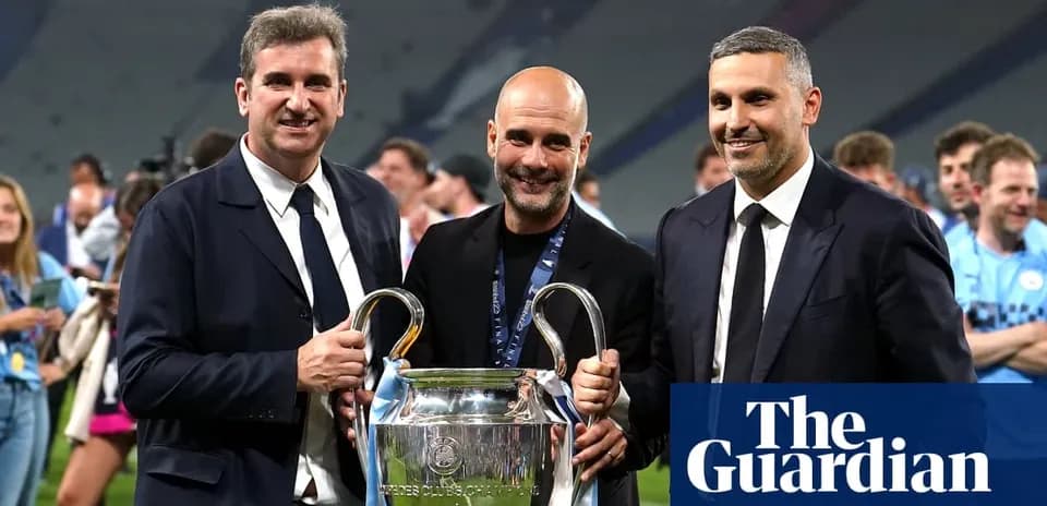 Trois hommes posant avec le trophée de la Ligue des champions