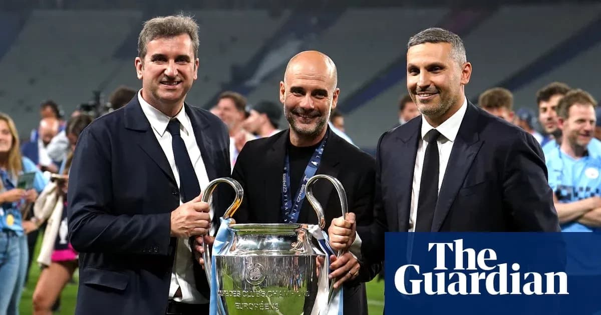 Trois hommes posant avec le trophée de la Ligue des champions