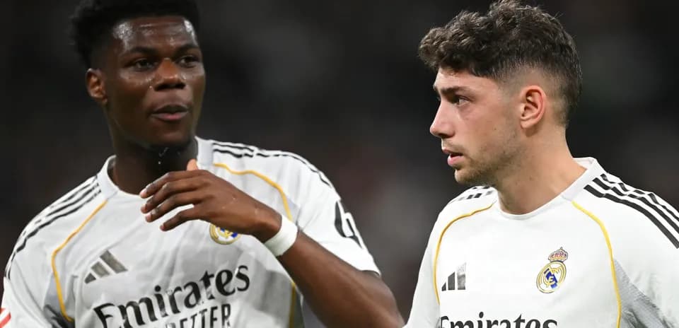 Deux joueurs du Real Madrid discutant sur le terrain