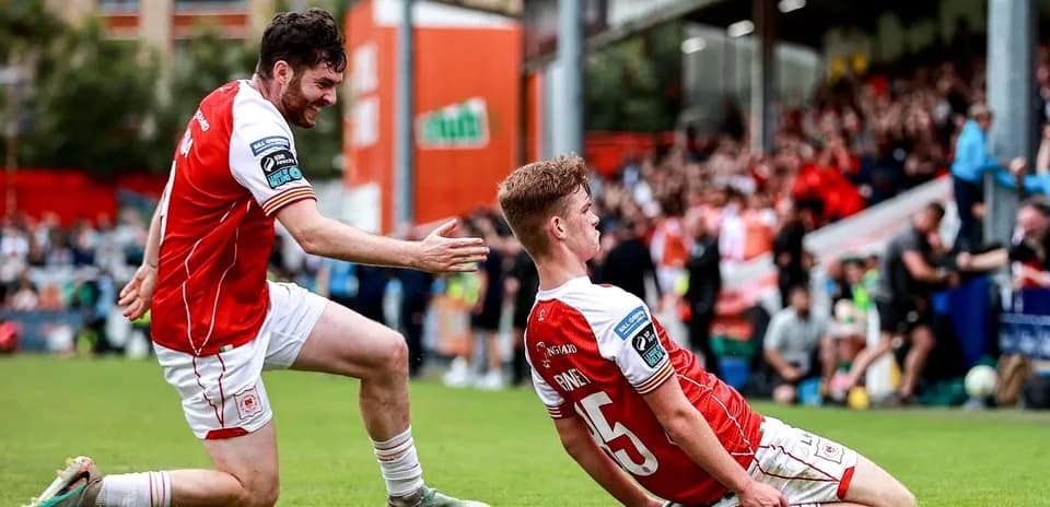 Joueur célébrant un but avec un coéquipier
