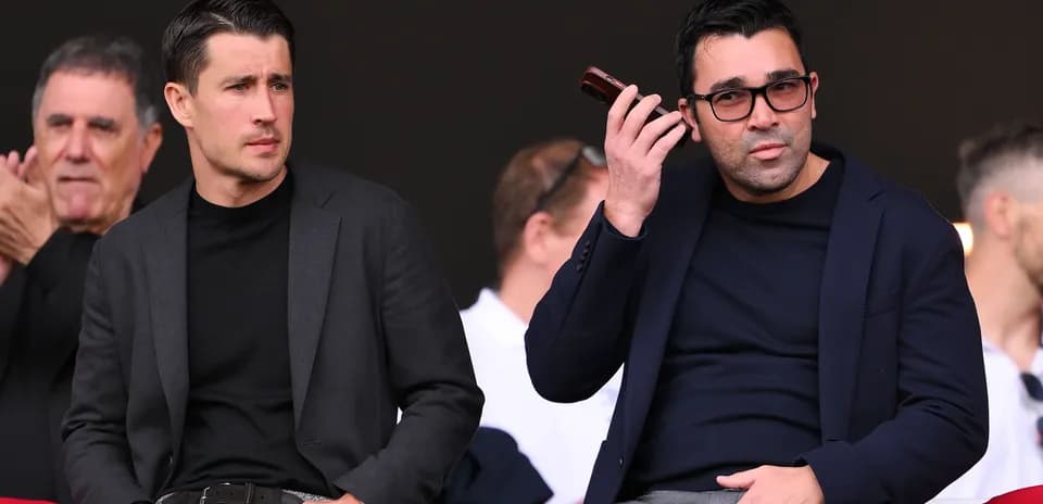 Deux hommes dans les tribunes d'un événement sportif