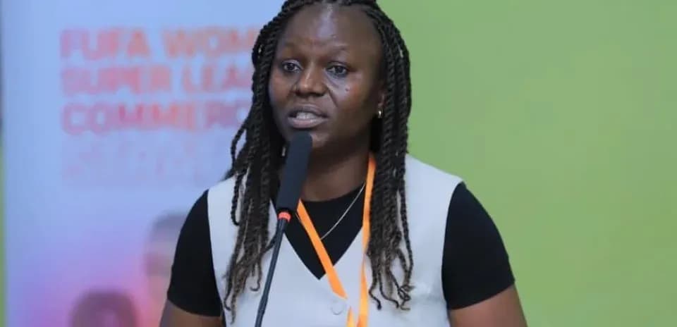 Femme prenant la parole lors d'une conférence de presse