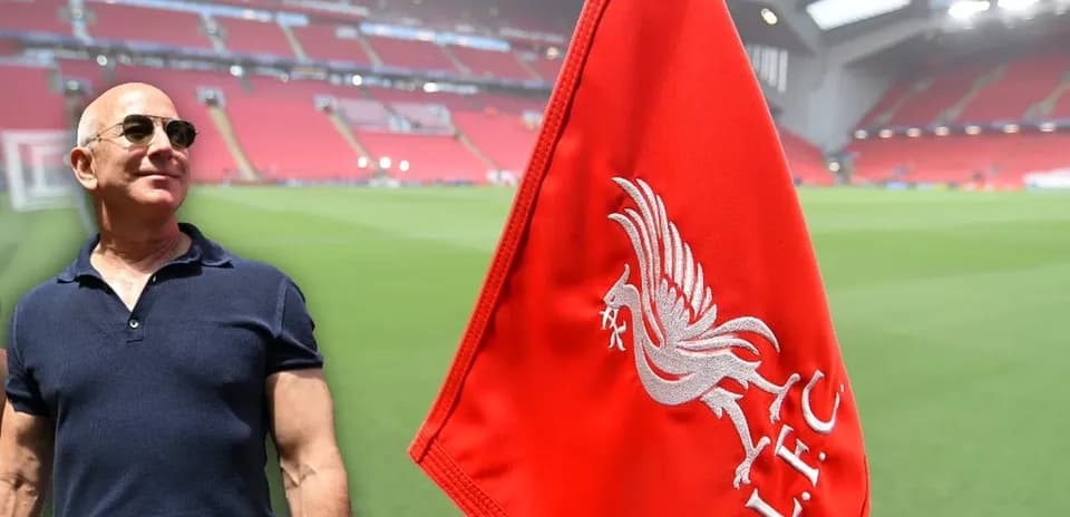 Homme à Anfield avec un drapeau de Liverpool FC