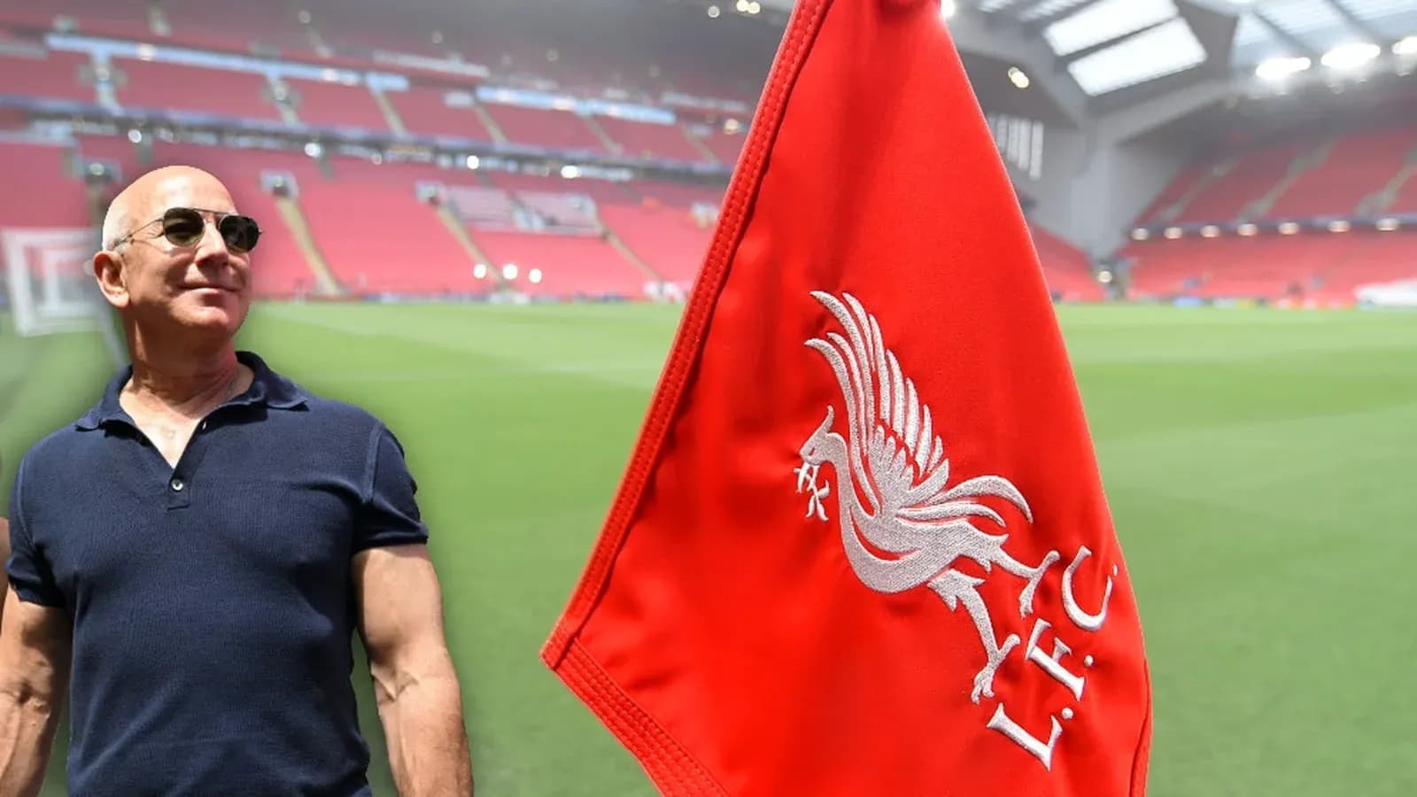 Homme à Anfield avec un drapeau de Liverpool FC