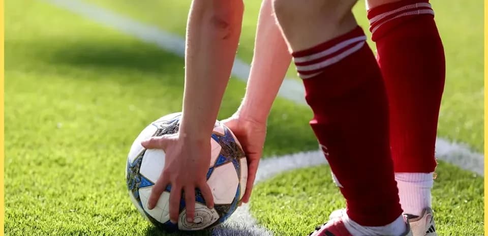 Joueur prenant un ballon de football pour un coup franc