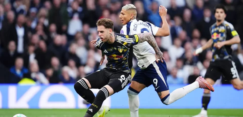 Un joueur de Leeds défié par un joueur de Tottenham