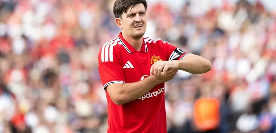Joueur de Manchester United ajustant son poignet pendant le match