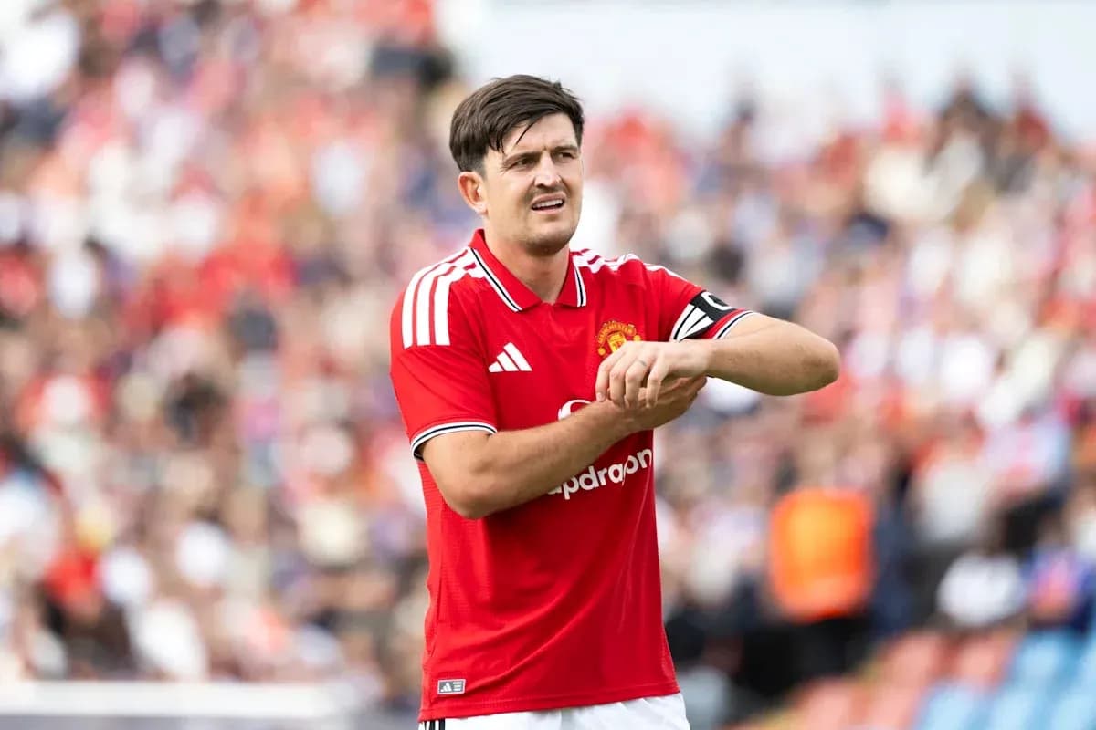 Joueur de Manchester United ajustant son poignet pendant le match