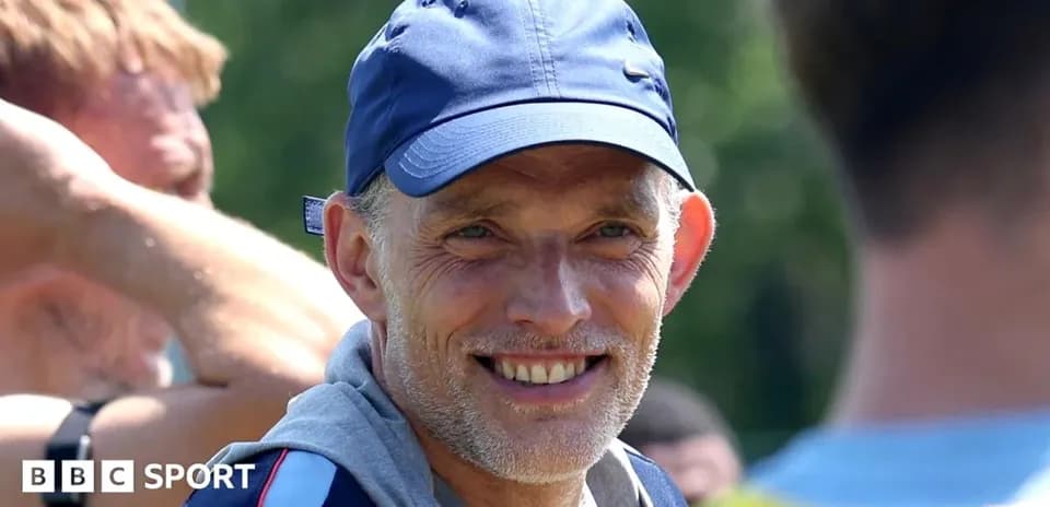 Entraîneur souriant lors d'une séance d'entraînement