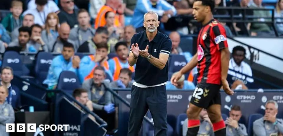 Entraîneur gesticulant pendant un match de football