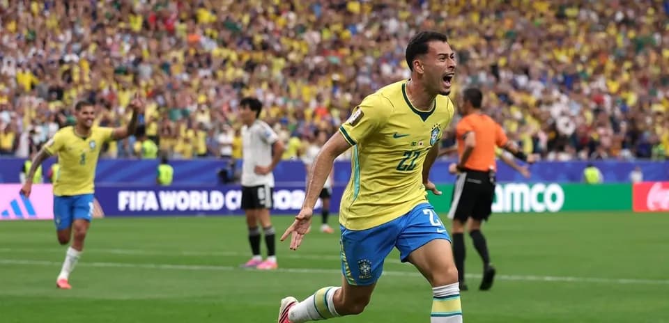 Joueur brésilien célébrant un but lors du match