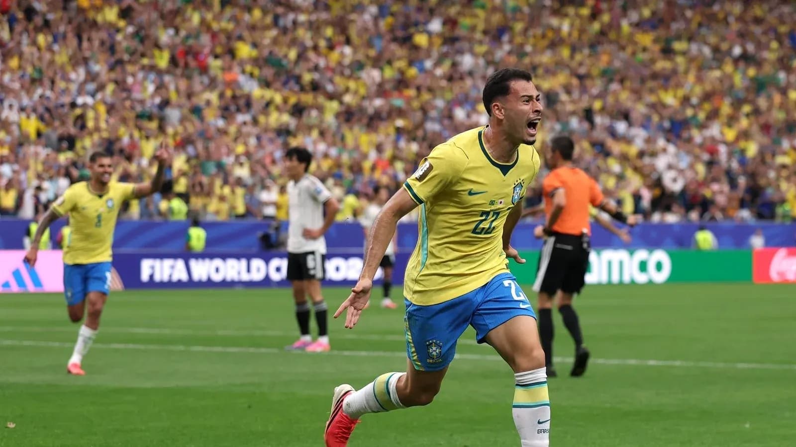 Joueur brésilien célébrant un but lors du match