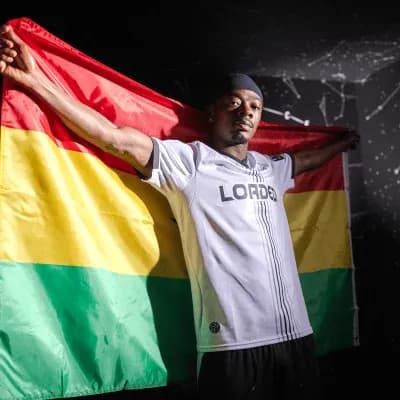 Joueur tenant un drapeau aux couleurs nationales