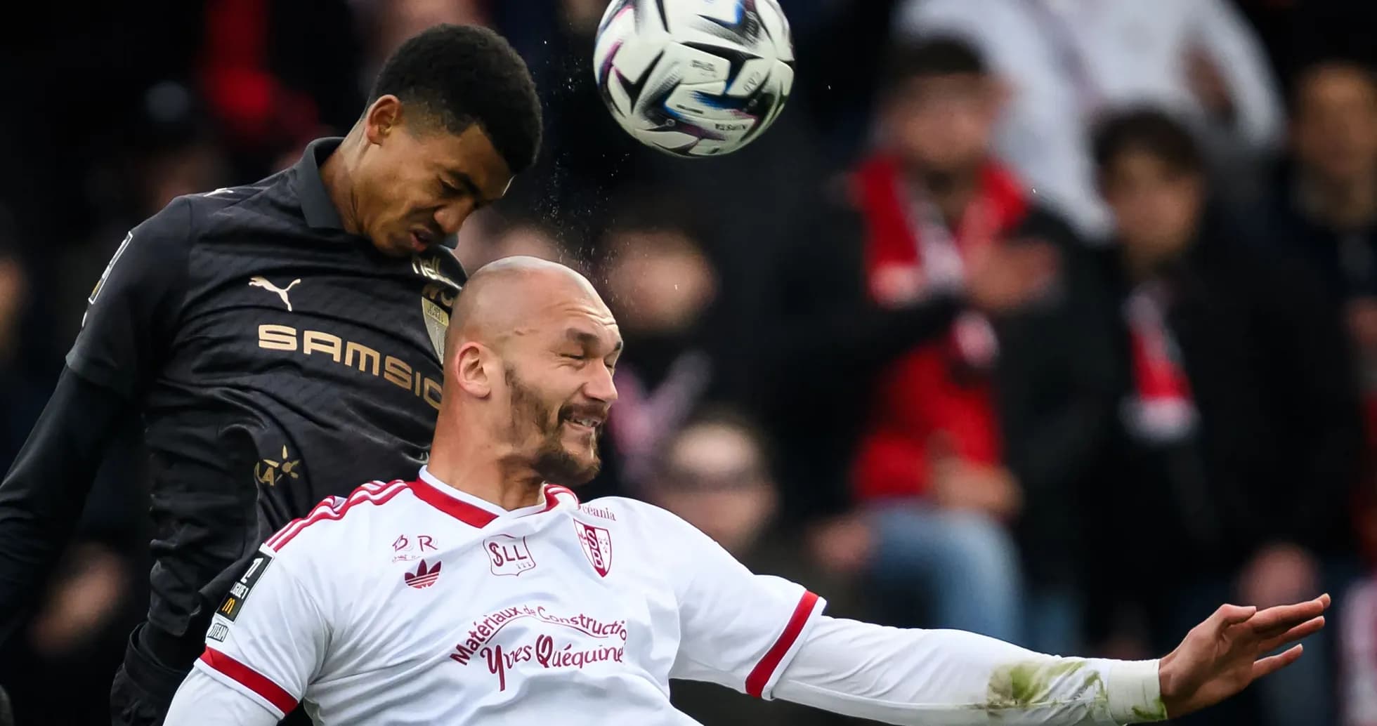 Joueur en duel aérien lors d'un match de football
