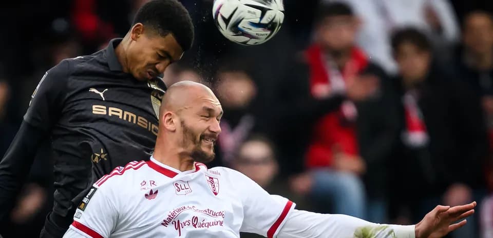 Joueur en duel aérien lors d'un match de football