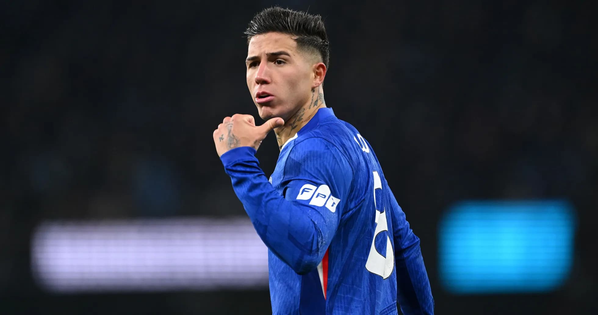 Joueur en maillot bleu faisant un geste de célébration