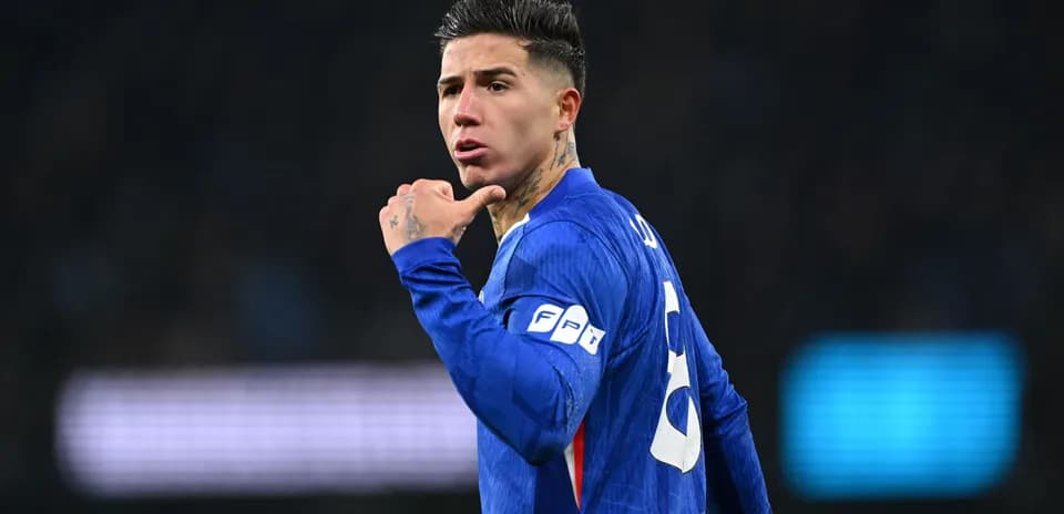 Joueur en maillot bleu faisant un geste de célébration