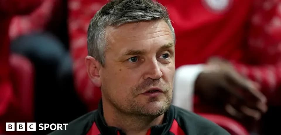 Entraîneur observant le match sur le banc