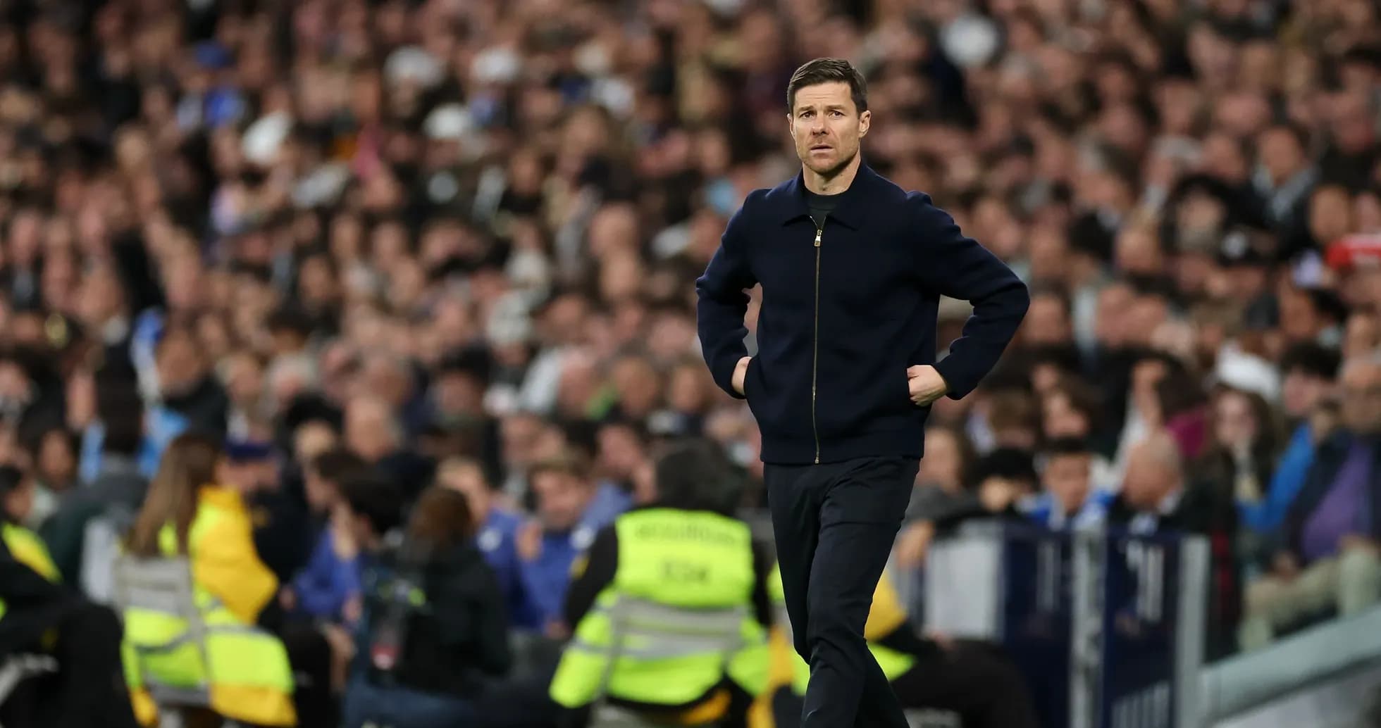 Entraîneur marchant sur la ligne de touche