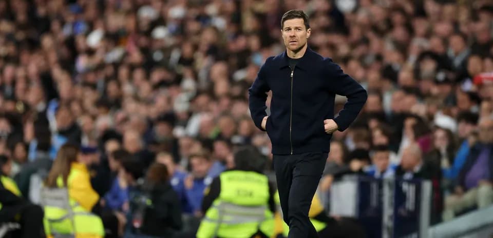 Entraîneur marchant sur la ligne de touche