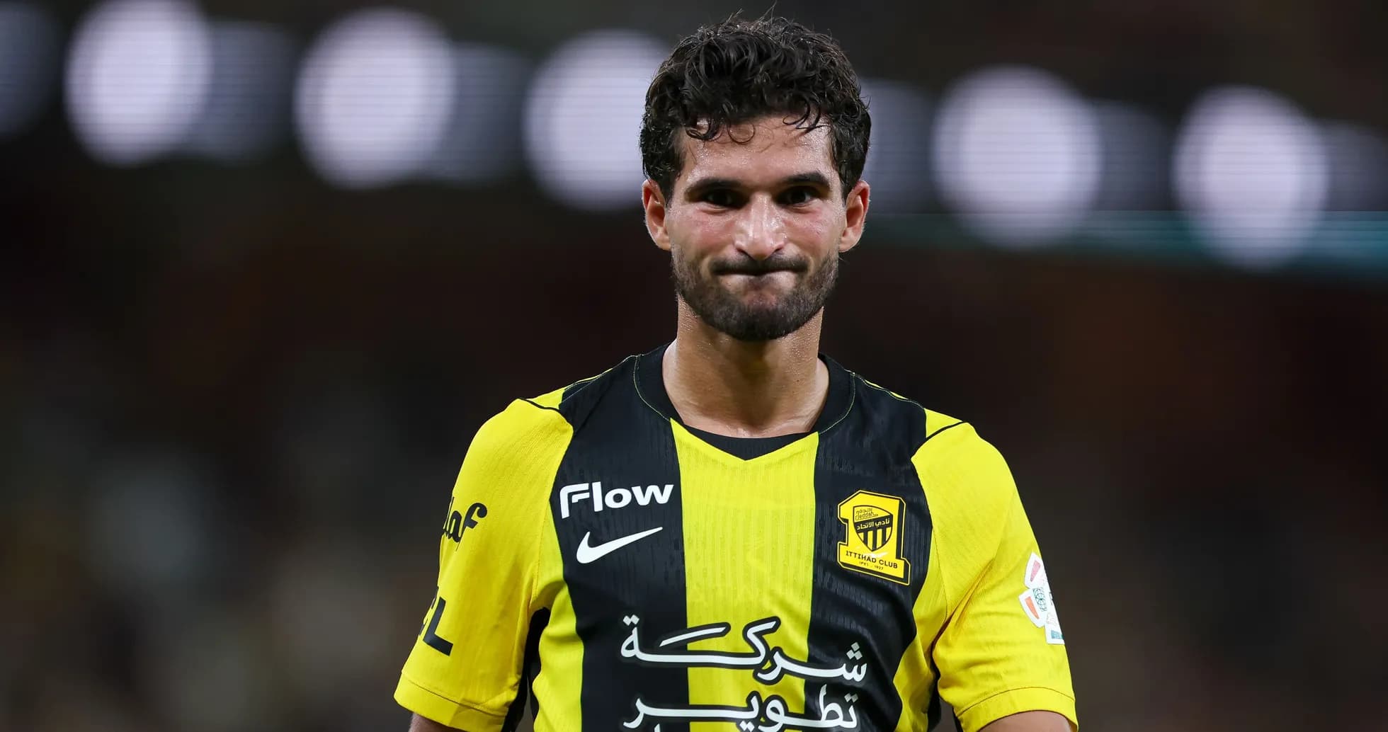 Joueur d'Ittihad avec maillot jaune et noir sur le terrain