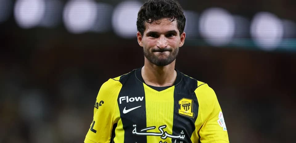 Joueur d'Ittihad avec maillot jaune et noir sur le terrain