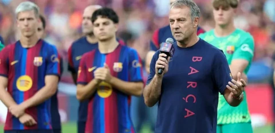 Entraîneur parlant lors d'un événement au stade