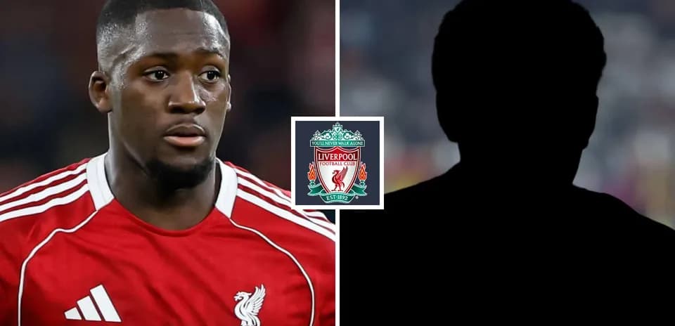 Joueur de Liverpool en maillot rouge, silhouette à droite
