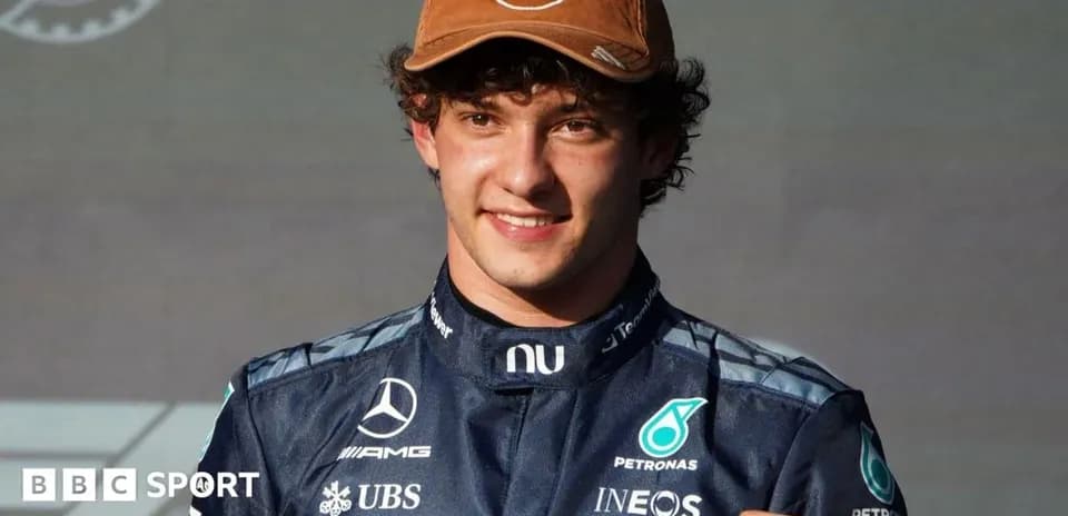 Pilote de Formule 1 en tenue Mercedes souriant