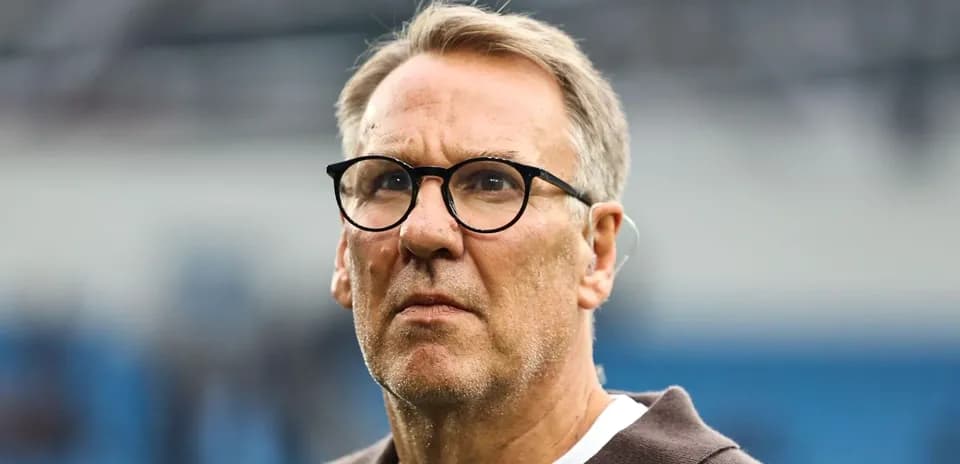 Homme avec lunettes regardant le terrain de jeu