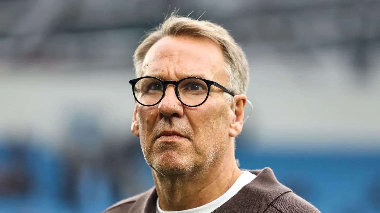 Homme avec lunettes regardant le terrain de jeu