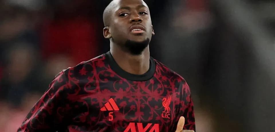 Joueur en maillot de Liverpool sur le terrain