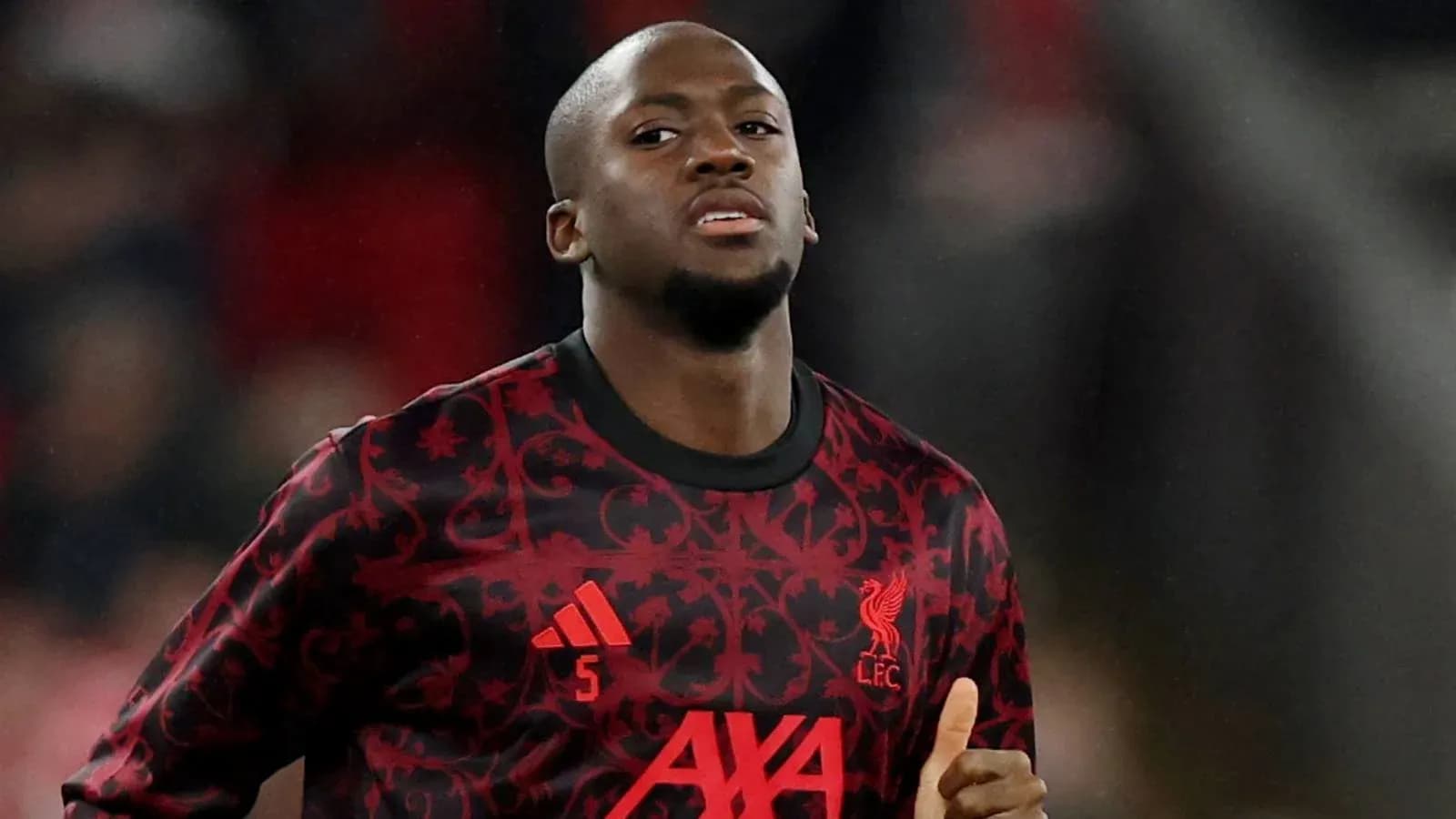 Joueur en maillot de Liverpool sur le terrain
