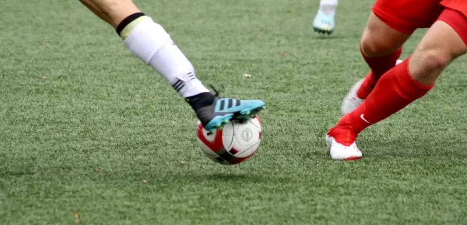 Deux joueurs s'affrontant pour le ballon