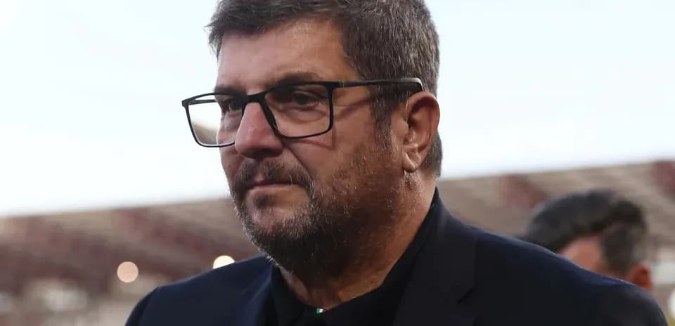 Homme avec lunettes sur le terrain de football