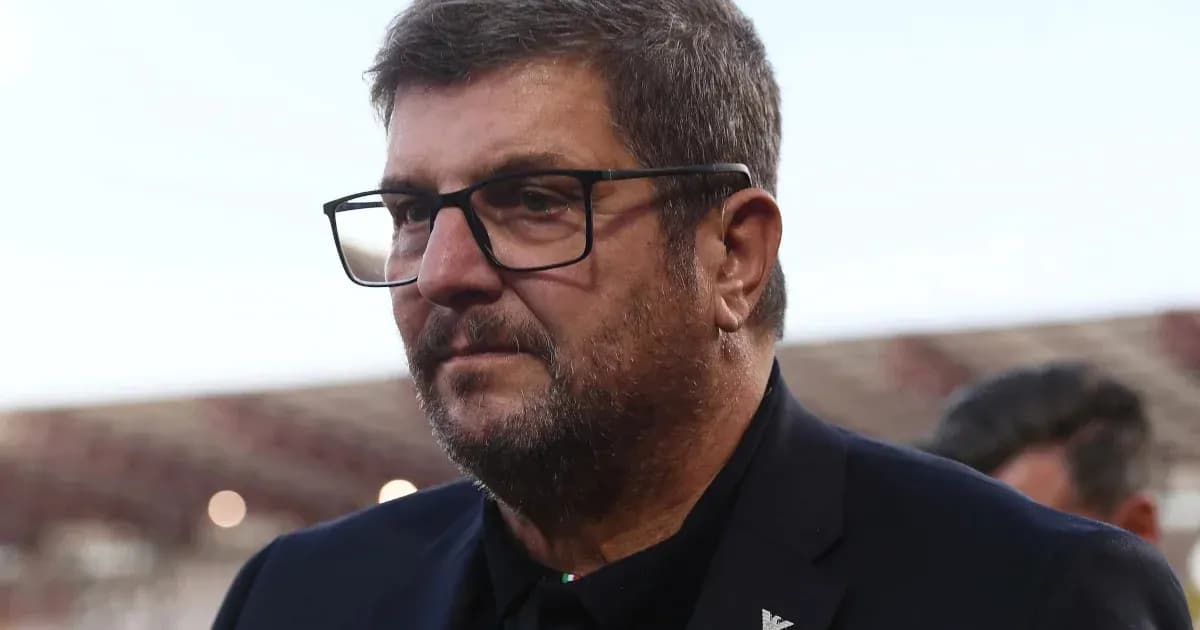 Homme avec lunettes sur le terrain de football