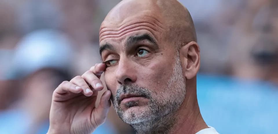Entraîneur touchant son œil pendant un match