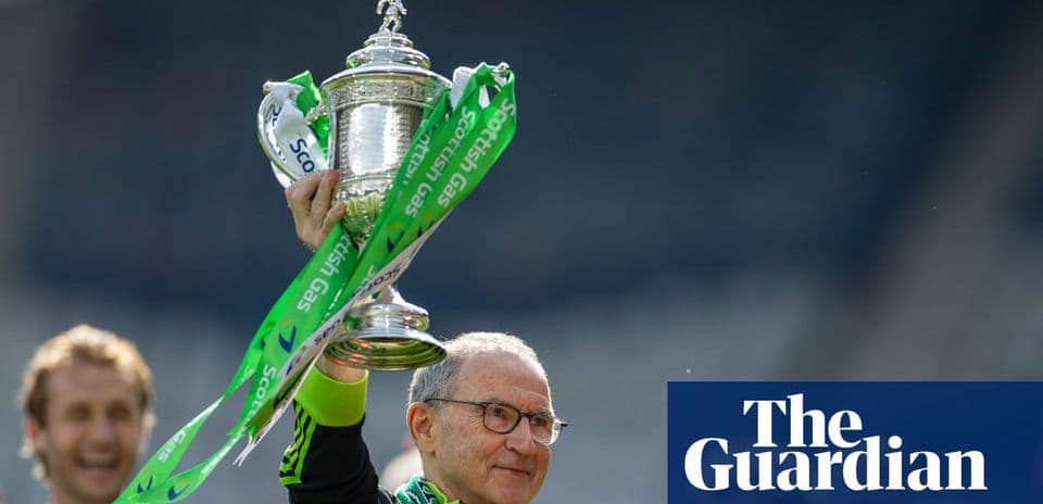 Homme levant le trophée avec des rubans verts