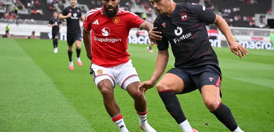 Deux joueurs en compétition pour le ballon sur le terrain