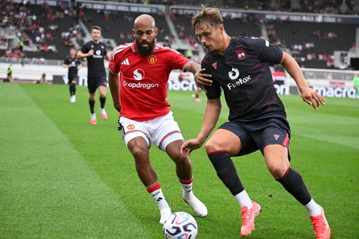 Deux joueurs en compétition pour le ballon sur le terrain