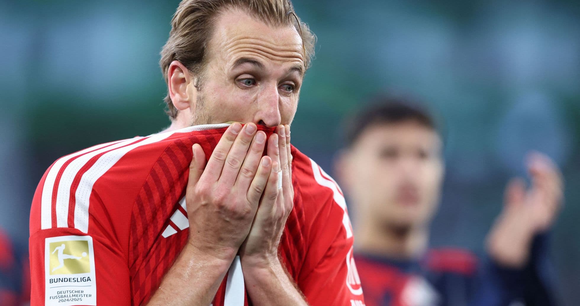 Joueur de Bayern Munich touchant son maillot après un match