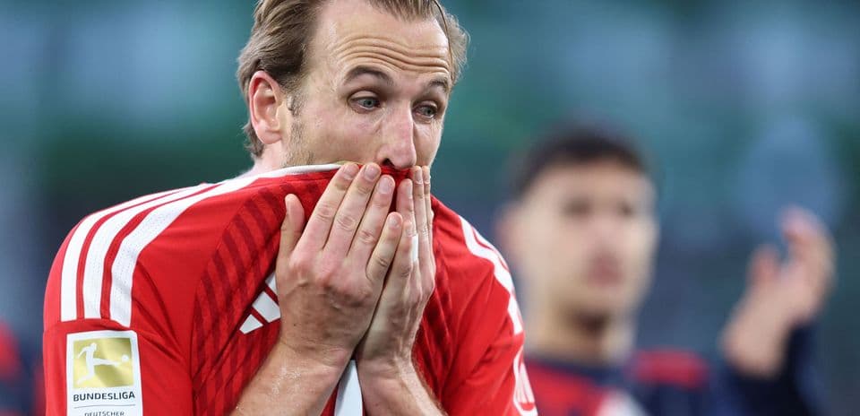 Joueur de Bayern Munich touchant son maillot après un match